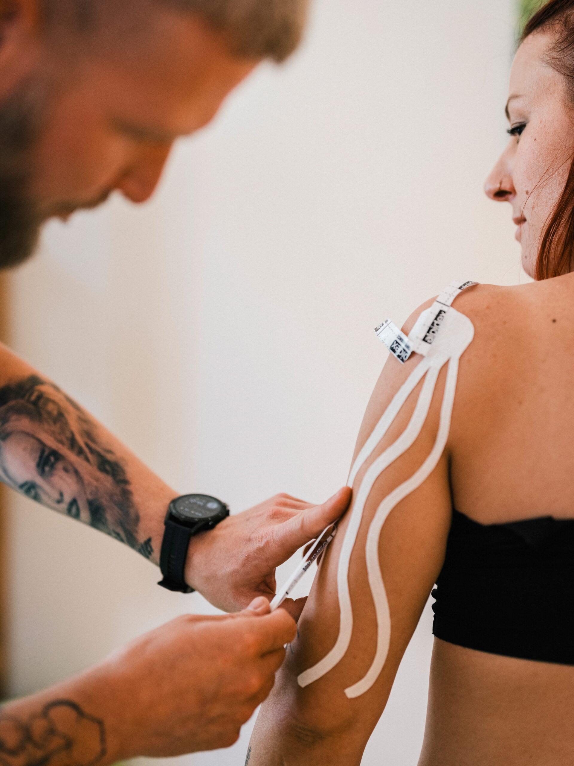 Kinesio-Taping am Arm einer Patientin
