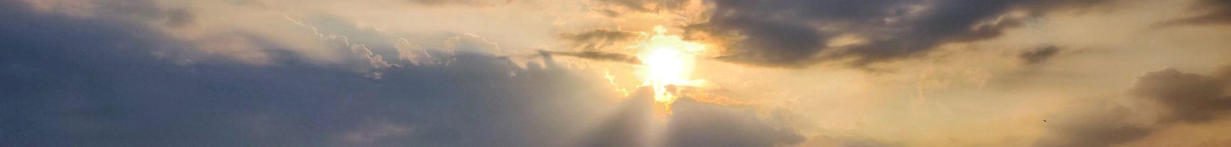 Therapie für positives Denken, Symbolbild: Himmer mit Wolken und Sonne