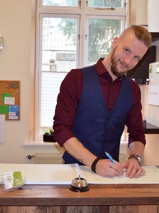 physiotherapeut pax in oldenburg bietet nur Hausbesuche, symbolbild: sebastian pax trägt termine ein